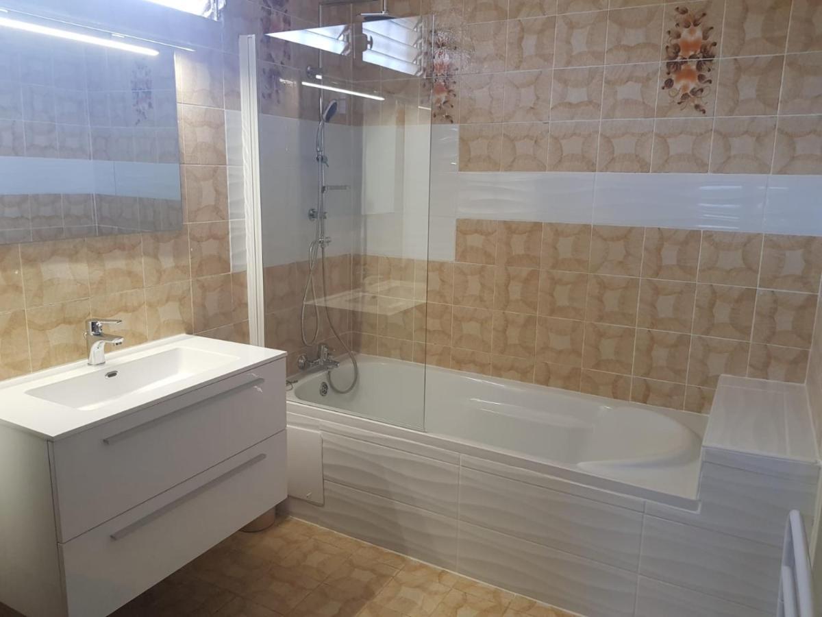 La Maison Aux Orchidees Petit-Bourg Luaran gambar